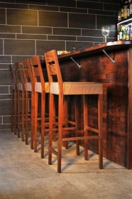Sgabello alto da bar in legno con sedile imbottito SCARLA