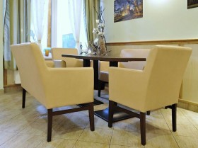 Poltroncina imbottita con struttura in legno KATE