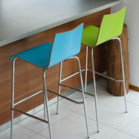 Sgabello alto impilabile con sedile in HPL, ROMAN