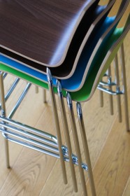 Sgabello alto impilabile con sedile in HPL, ROMAN