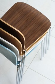 Sedia impilabile con scocca in legno multistrato DAVID